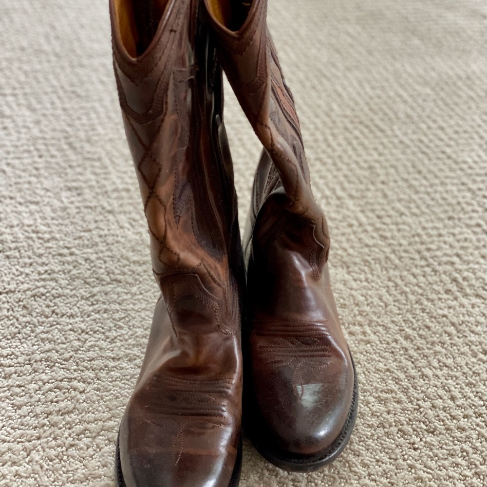 Women’s Frye cowboy boots. Pull on.